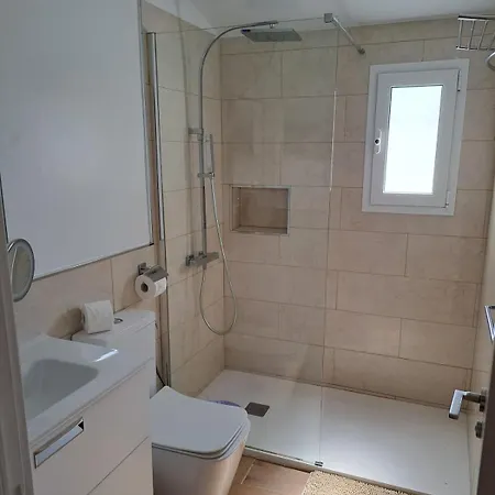 Agreable Avec Grande Terrasse Et Piscine 샬레 *