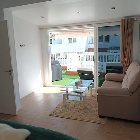 Agreable Avec Grande Terrasse Et Piscine 샬레