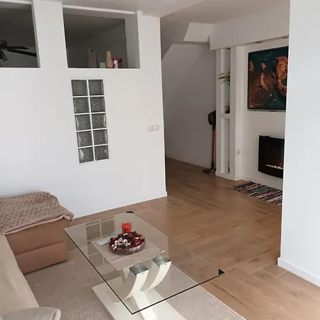 Agreable Avec Grande Terrasse Et Piscine *